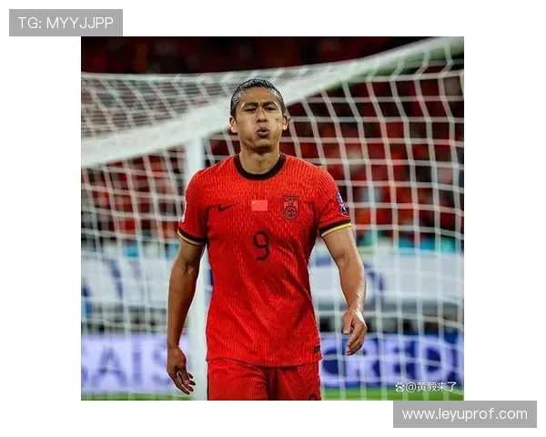 张玉宁赛场上认真得像考试，休息时竟然敢这样放飞自己？