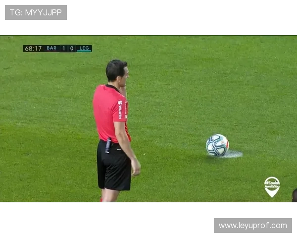 合法冲撞的足球规则及裁判判罚标准详解